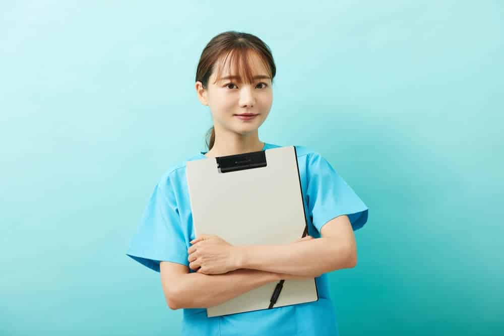 脂肪吸引を説明する看護師