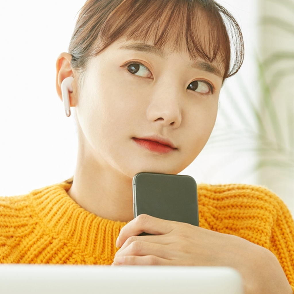 SNSを確認している女性