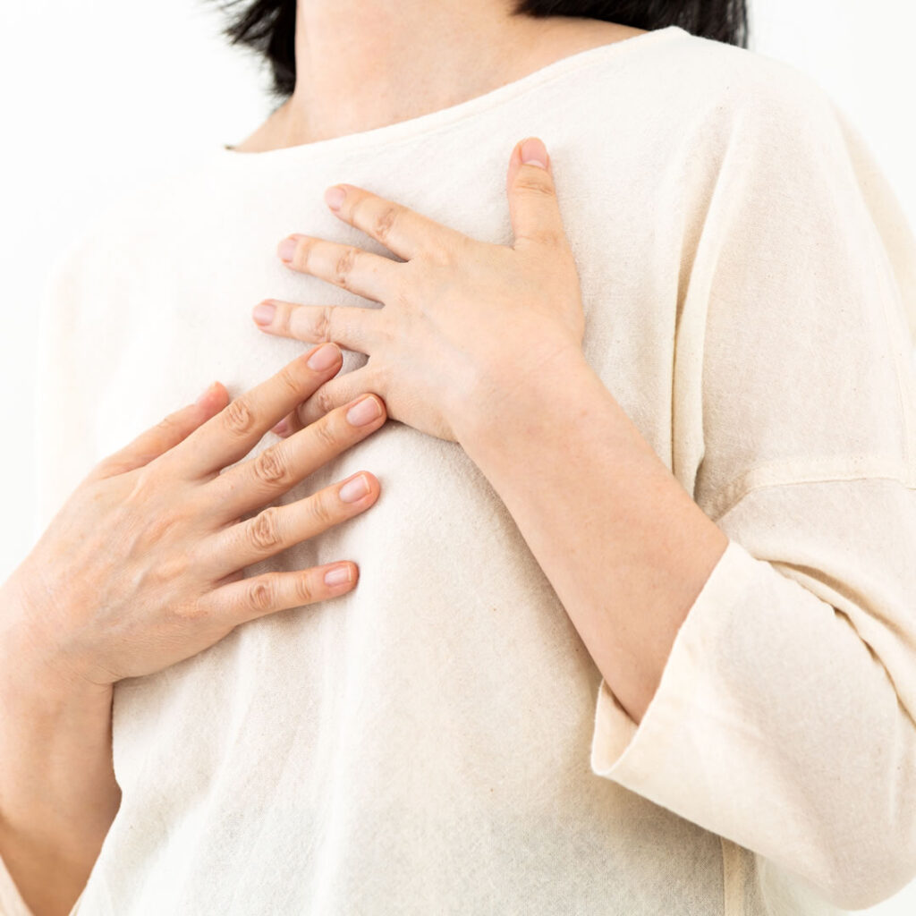 胸にボトックスを注入したところが気になる女性