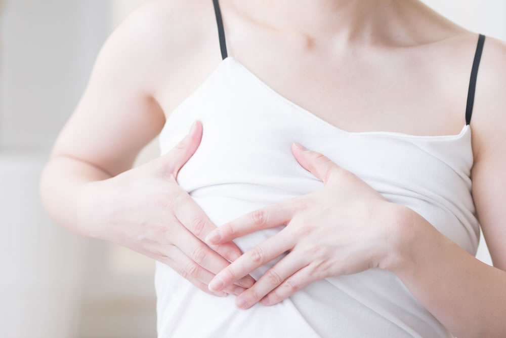 乳輪の臭いが気になっている女性のイメージ