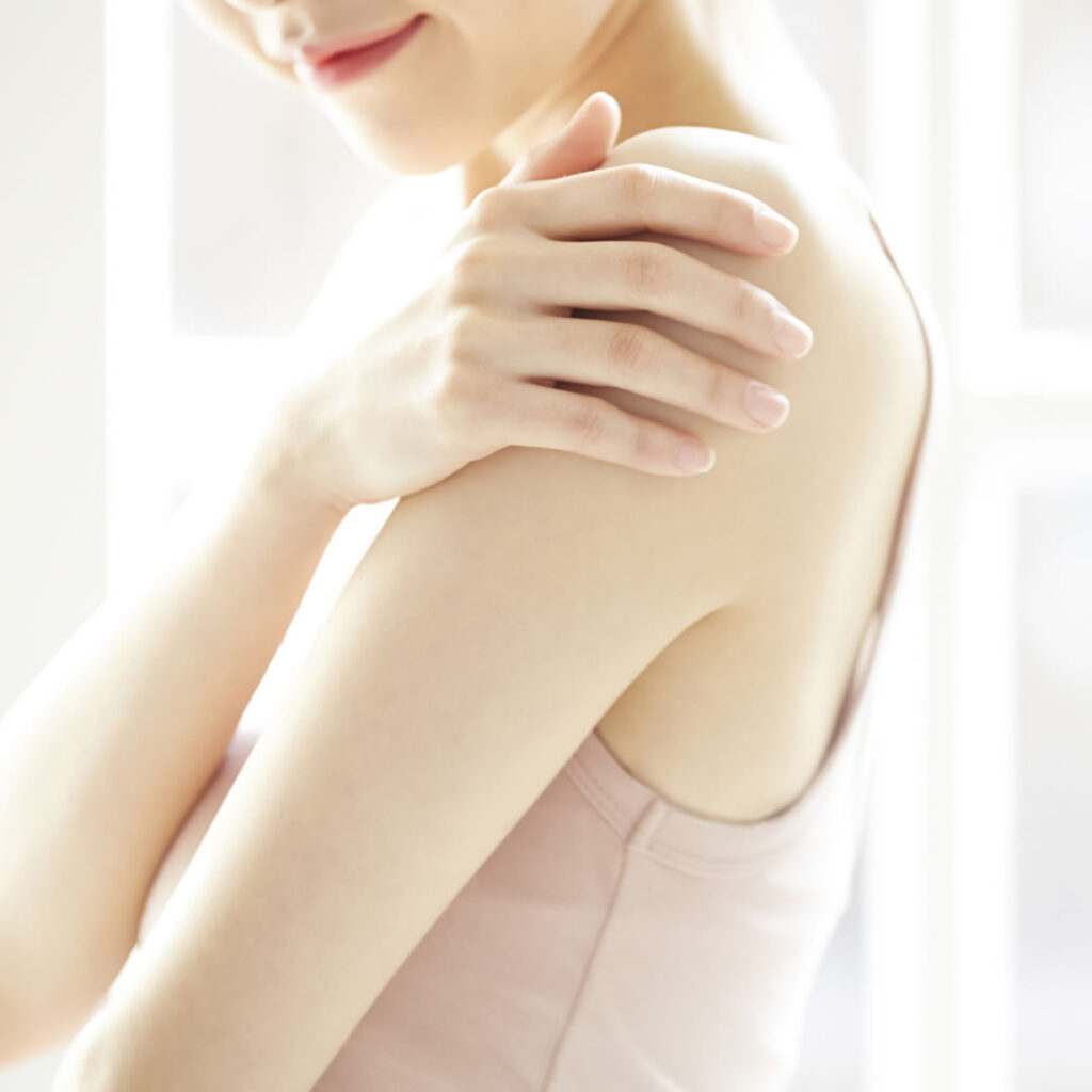 二の腕にインプラントを入れている女性